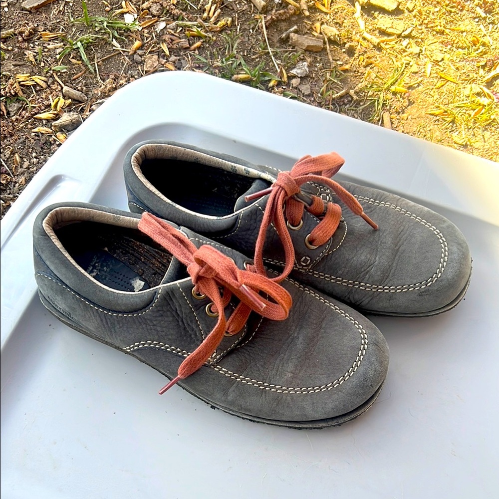 Last chance. Simple lace up leather sneakers
